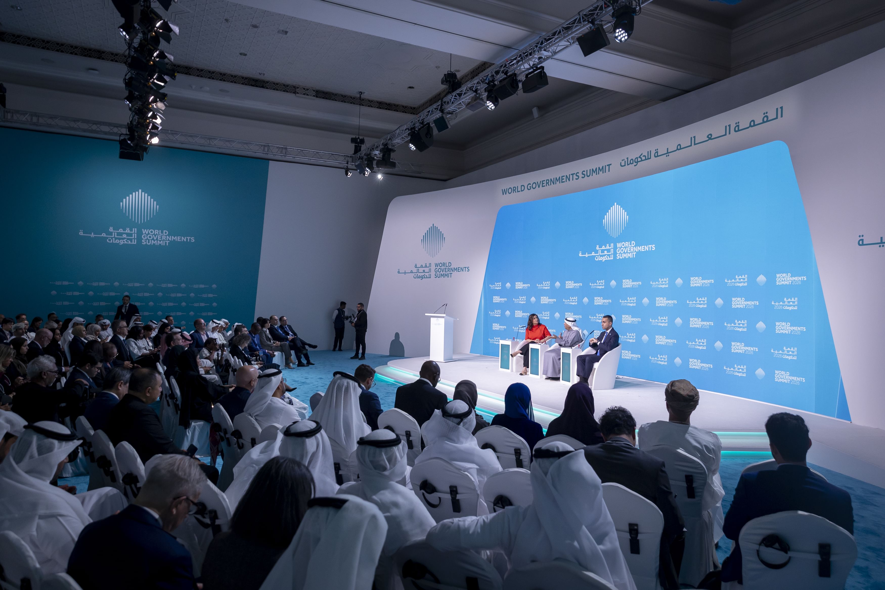 جانب من الجلسة. (وام)