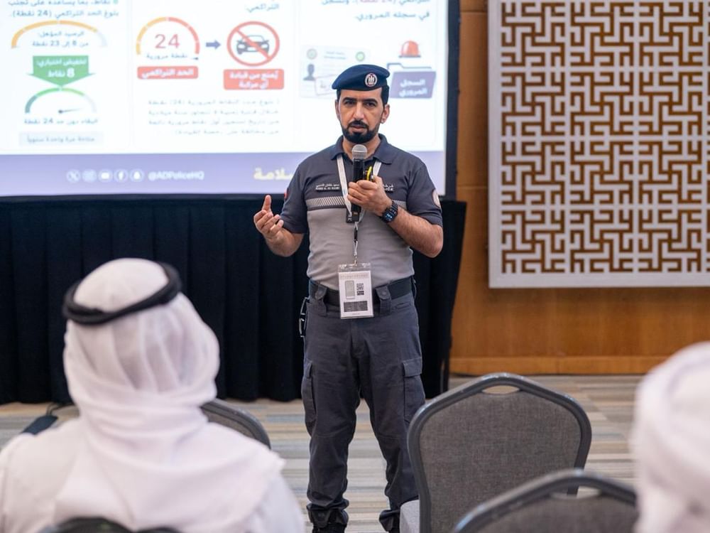 شرطة أبوظبي تقدم خدمات برامج النقاط المرورية بمعرض الصيد
