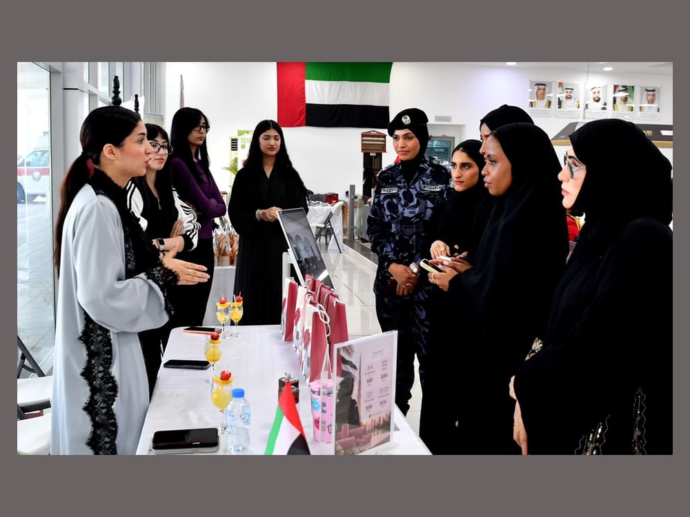 عناصر الشرطة النسائية برأس الخيمة تحتفل بيوم المرأة الإماراتية