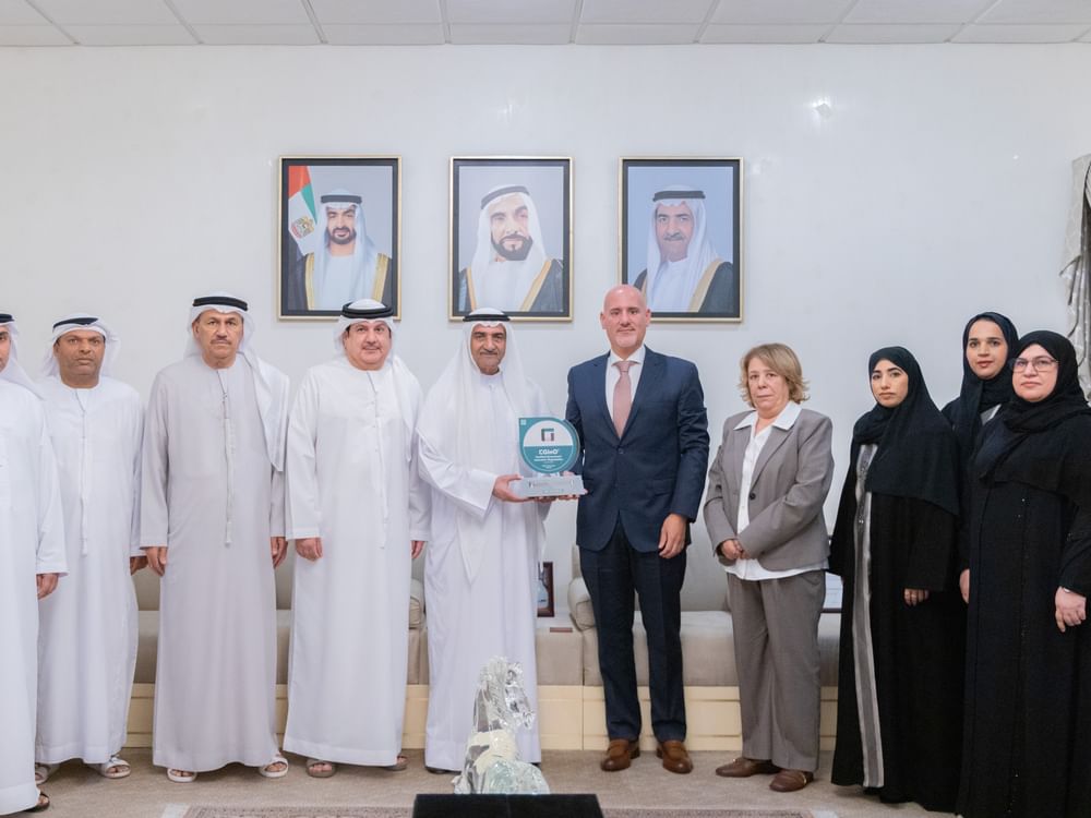 Hamad Al Sharqi recebe certificado internacional de inovação concedido à Prefeitura de Fujairah