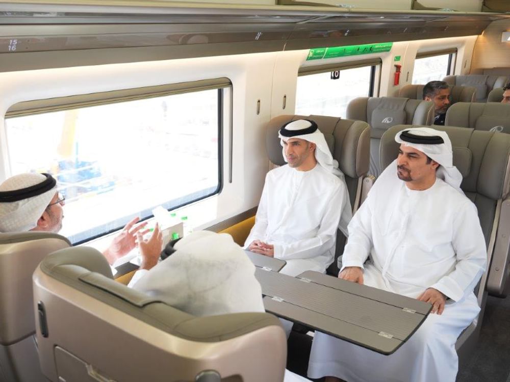 Thani Al Zeyoudi prueba el servicio de pasajeros de Etihad Rail antes de su lanzamiento en 2026