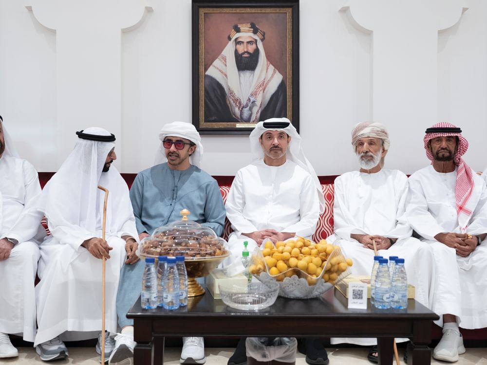 هزاع بن زايد وعبدالله بن زايد يعزيان في وفاة عوض سعيد سويلم الكتبي