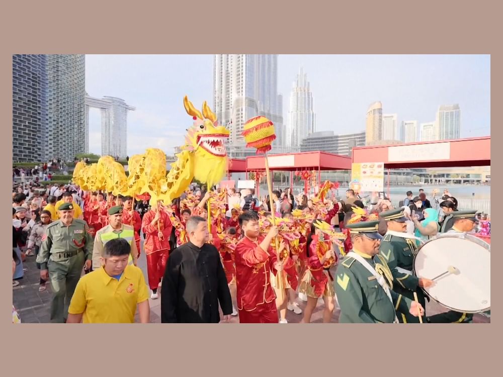 迪拜举行多彩游行庆祝中国春节