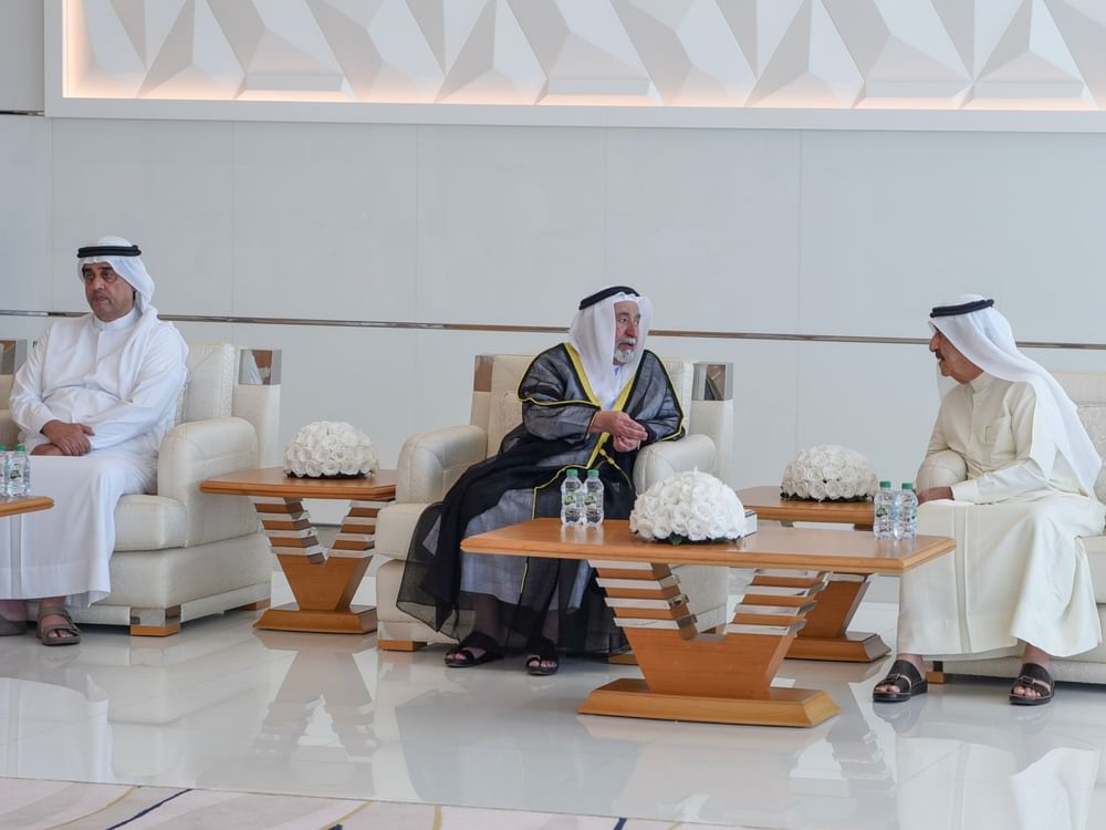 Governante de Sharjah presta condolências ao líder de Umm al-Quwain pela morte da mãe
