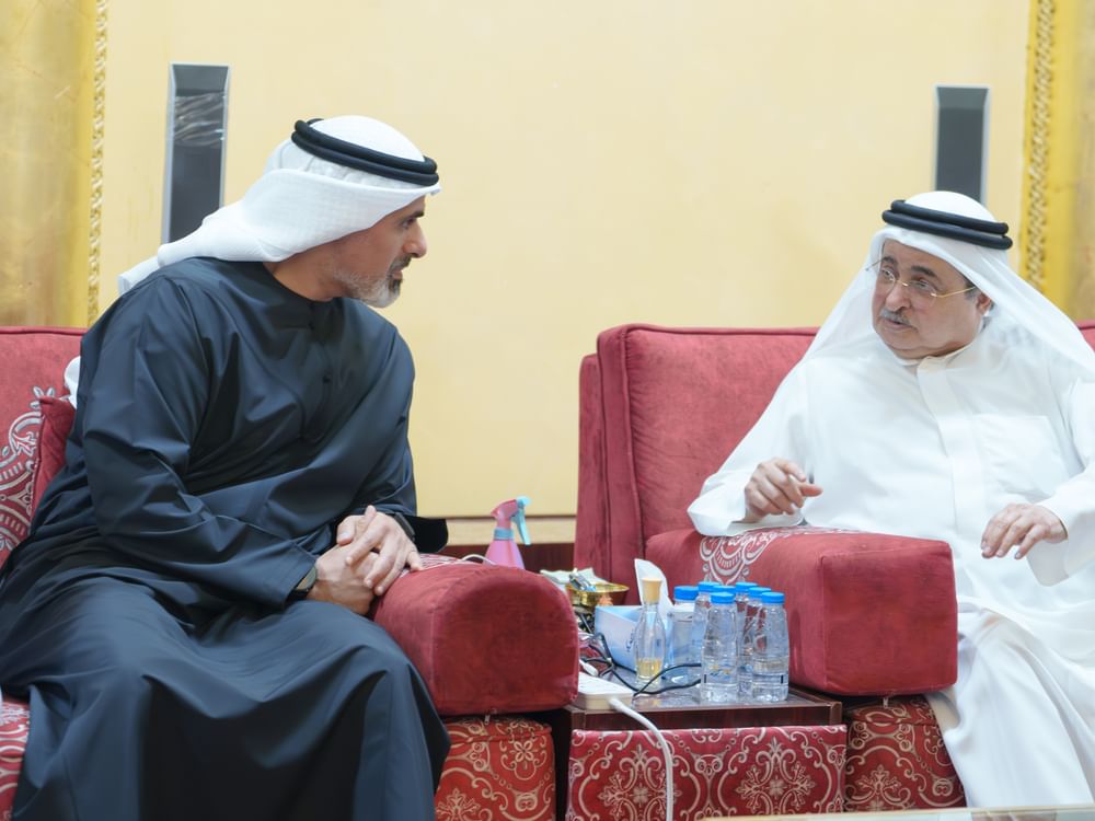 خالد بن محمد بن زايد يُقدم واجب العزاء في وفاة سلطان بن خالد بن محمد القاسمي