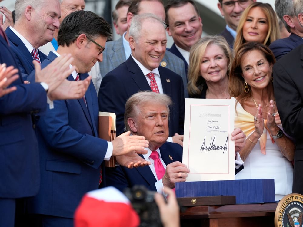 الرئيس الأمريكي يوقع قانون الميزانية السنوي