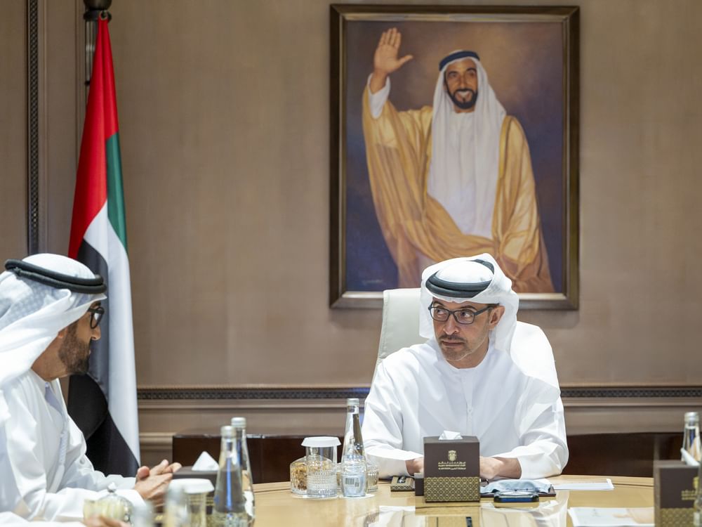 Hazza bin Zayed receives delegation from Abu Dhabi Heritage Authority, reviews strategic projects in Al Ain Region