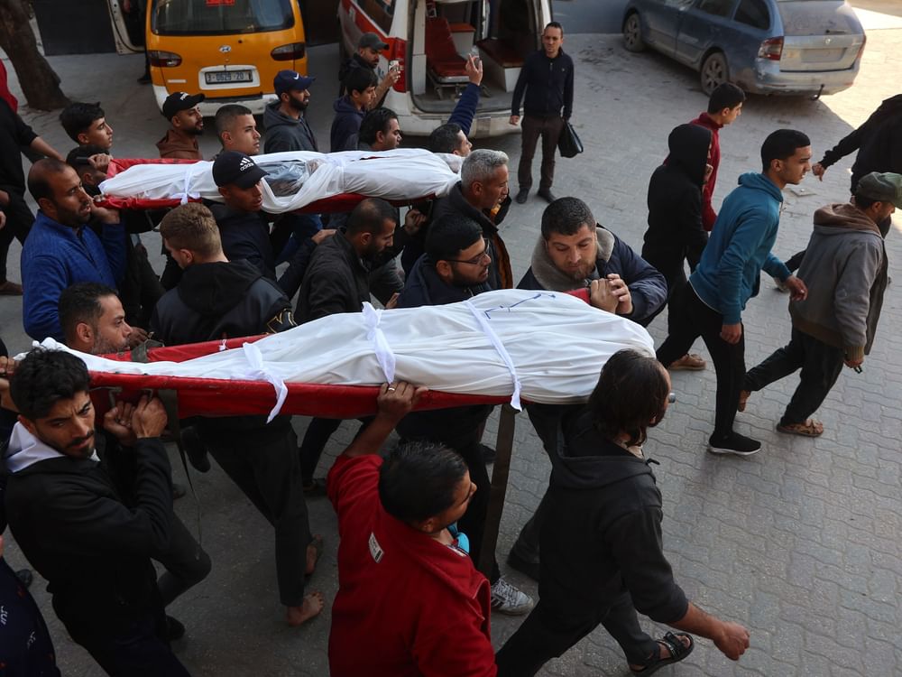 شهداء وجرحى في قصف إسرائيلي تجمعا للفلسطينيين وسط قطاع غزة