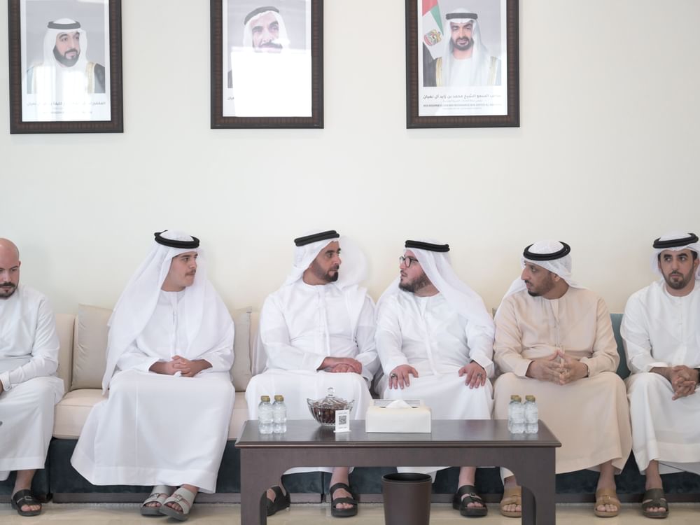 سيف بن زايد يقدم واجب العزاء في وفاة الشهيد محمد أزنيبلة