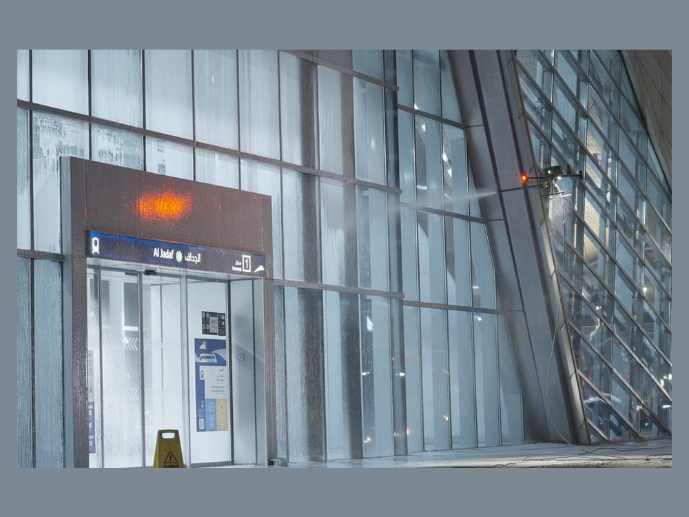 Autoridade de Transportes de Dubai testa drones para limpeza de fachadas de estações de metrô e bonde