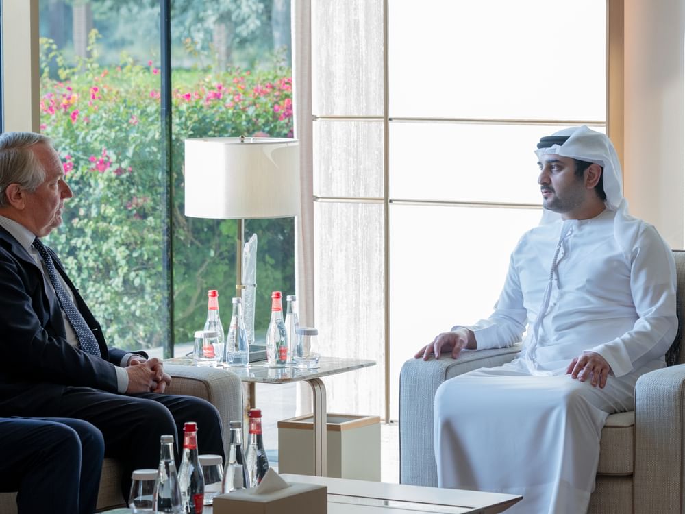 مكتوم بن محمد يلتقي رئيس مجلس إدارة "دويتشه بنك" العالمي