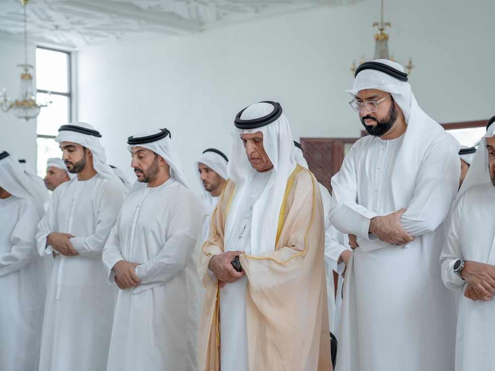 سعود بن صقر يؤدي صلاة الاستسقاء في مسجد الشيخ صقر بن محمد القاسمي بخزام 