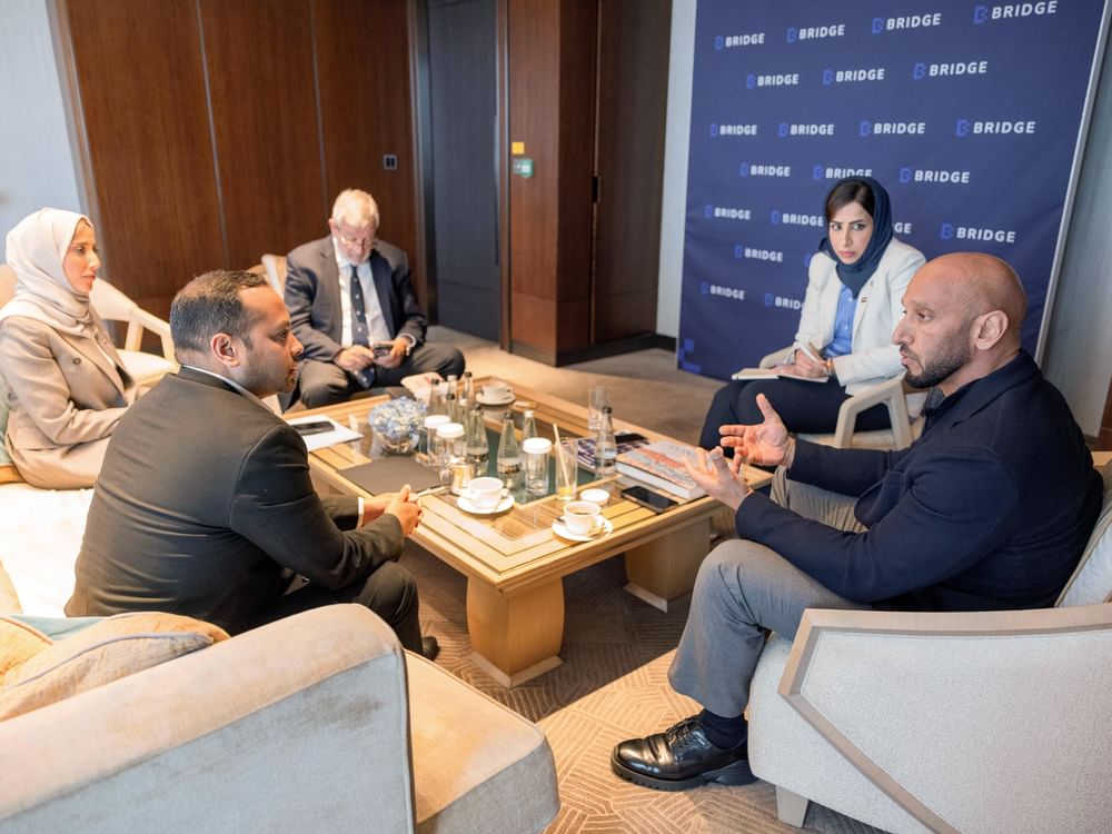 Abdulla Al Hamed se reúne com líderes do setor de mídia em Londres antes do "Bridge Summit"