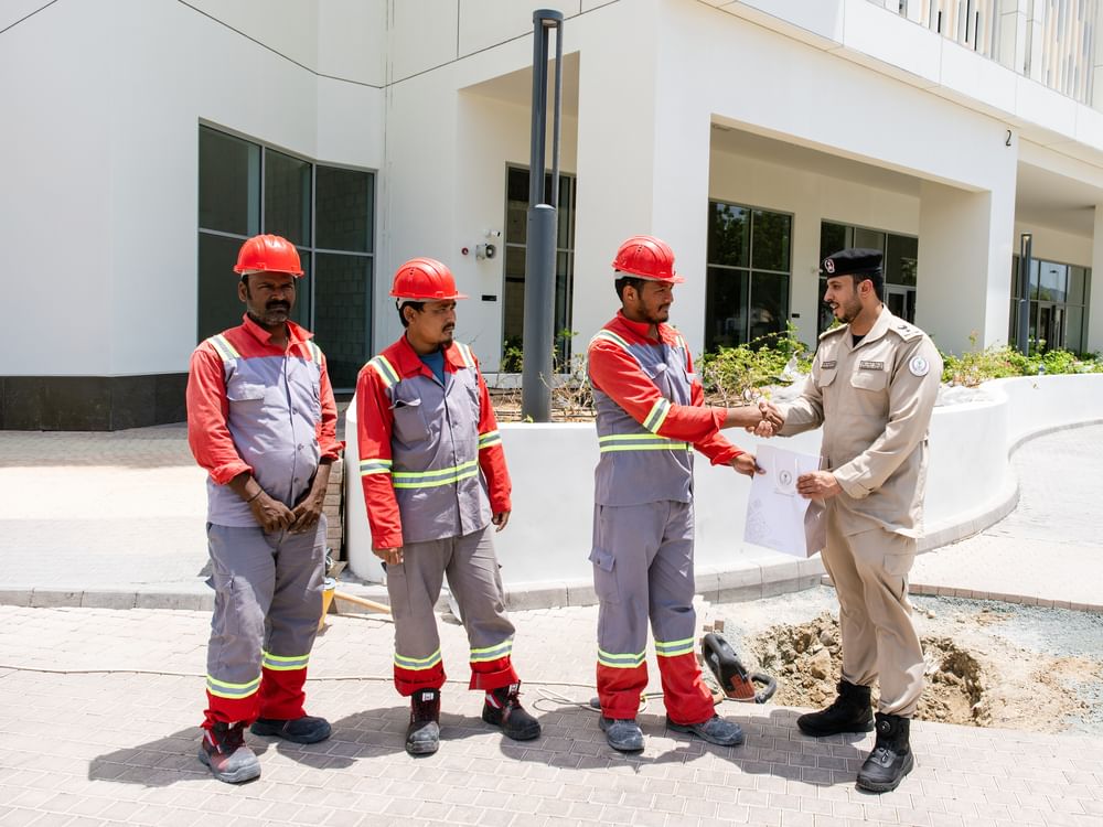 شرطة الشارقة تحتفي باليوم العالمي للعمال