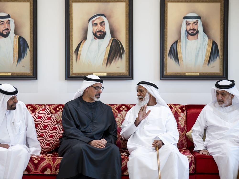 خالد بن محمد بن زايد يقدم واجب العزاء لأسرة الشهيد سعيد عبدالله الشامسي