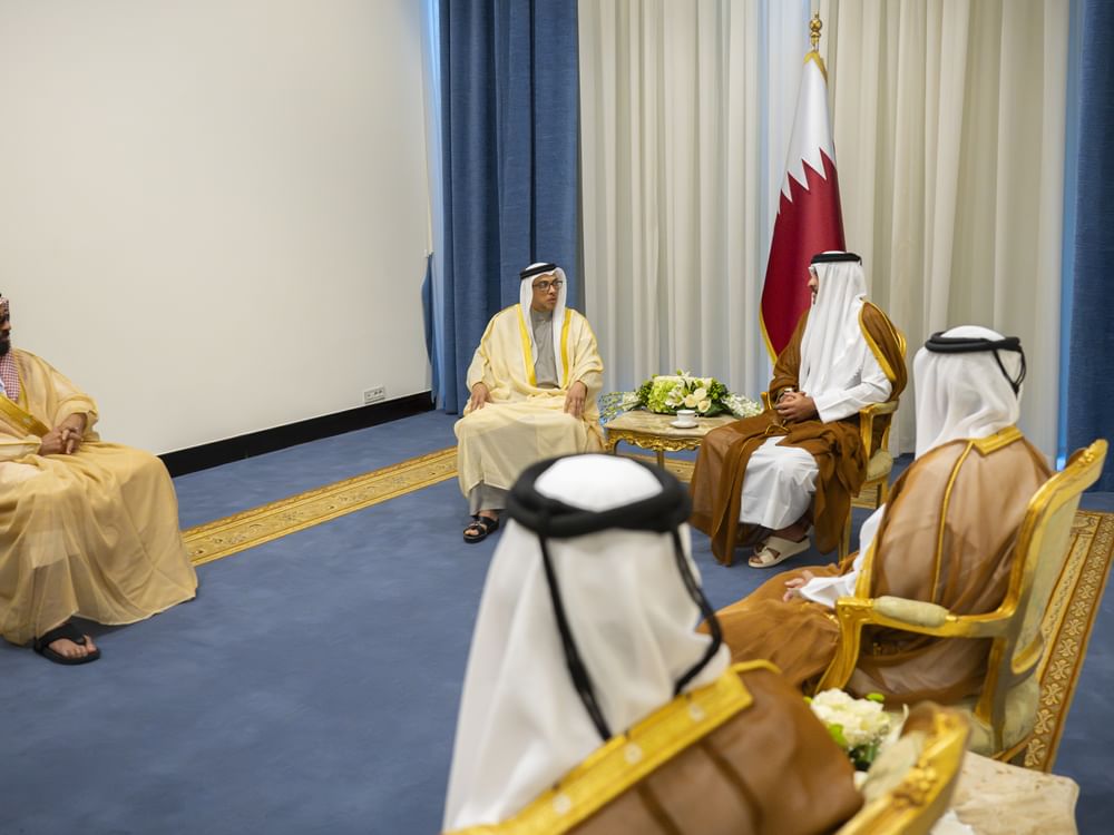 منصور بن زايد يلتقي أمير قطر على هامش قمة شرم الشيخ للسلام
