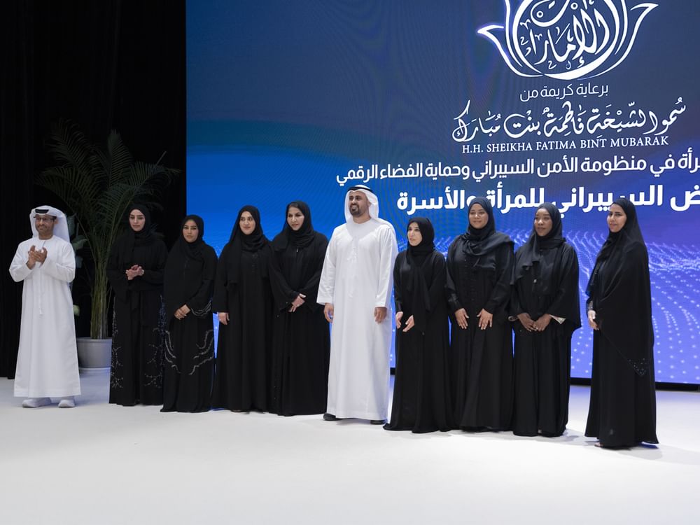 Theyab bin Mohamed bin Zayed assiste à la cérémonie de remise des diplômes de la 2ᵉ cohorte de l’initiative « Cyber Pulse pour les femmes et la famille »