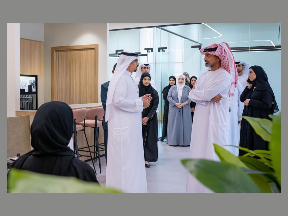 عمار بن حميد يزور المكتب الإعلامي لحكومة عجمان ويطلع على خططه ومشاريعه
