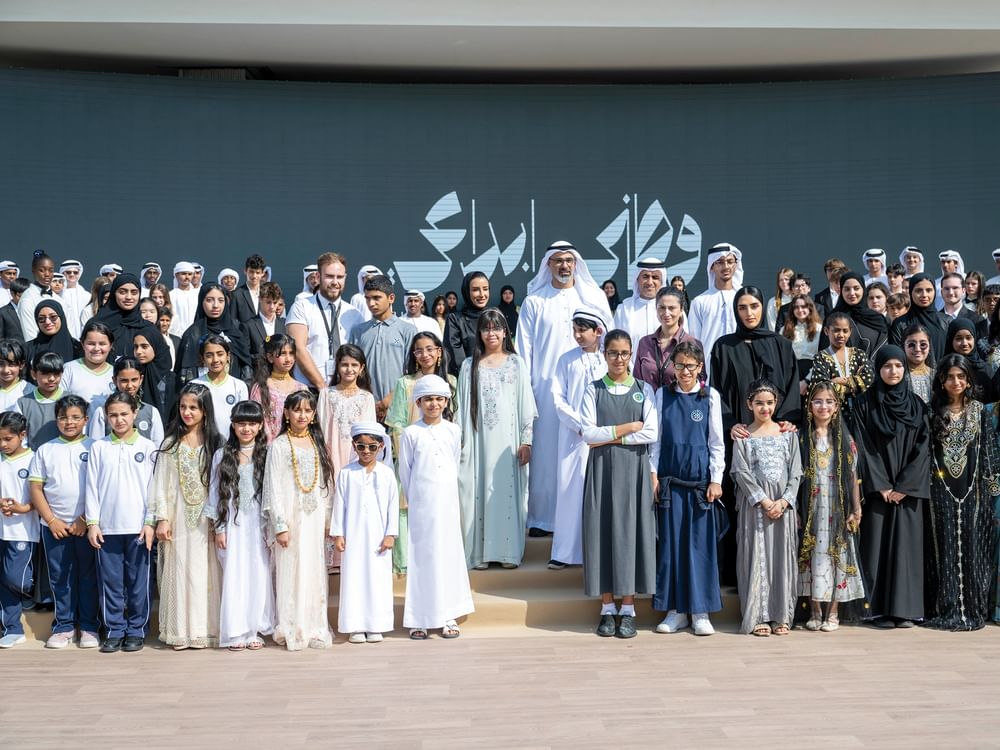 Khaled bin Mohamed bin Zayed besucht die Ausstellung National Art Expressions