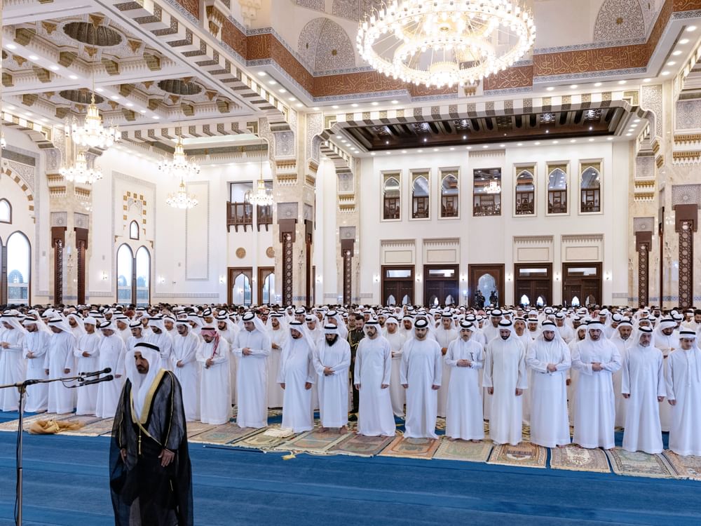 حمدان بن محمد يؤدي صلاة عيد الأضحى في مسجد زعبيل في دبي