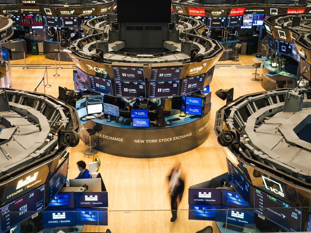 Wall Street ends mixed; Dow falls 0.18%