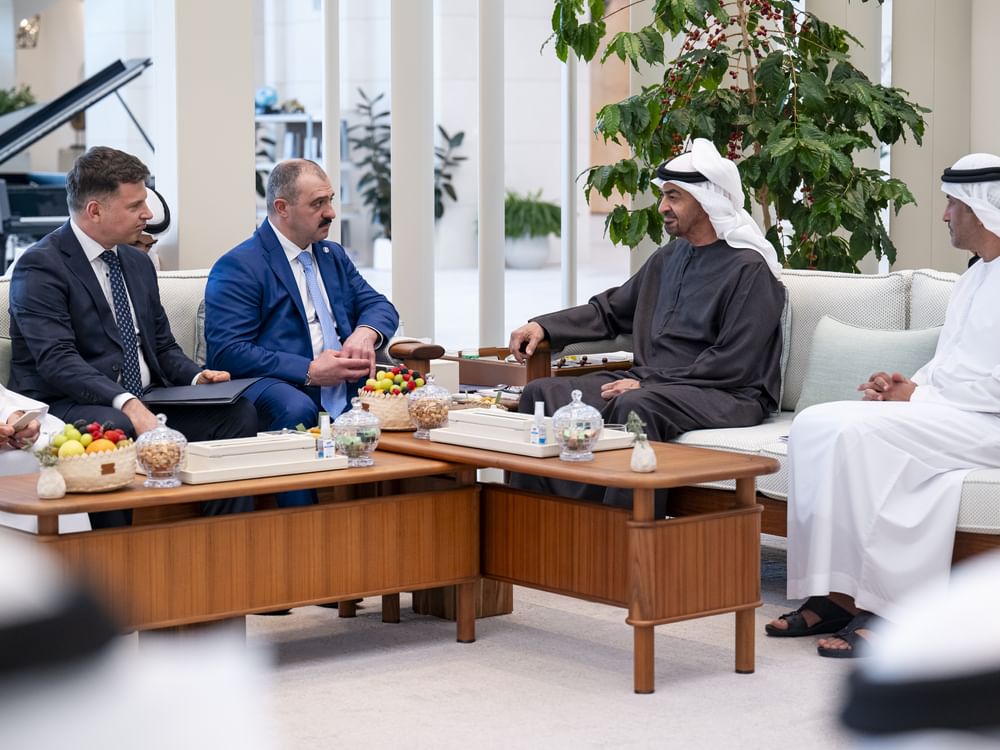 Le président des Émirats arabes unis reçoit un message écrit du président de la Biélorussie, remis par un envoyé spécial