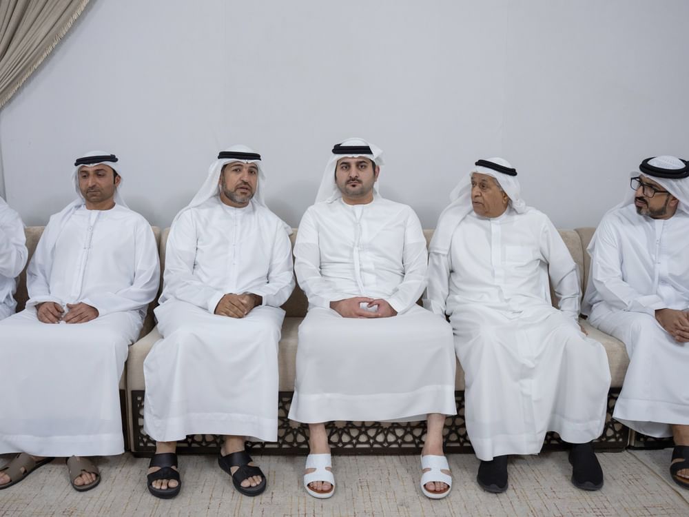 مكتوم بن محمد يقدم واجب العزاء في وفاة عمر أحمد البلوشي