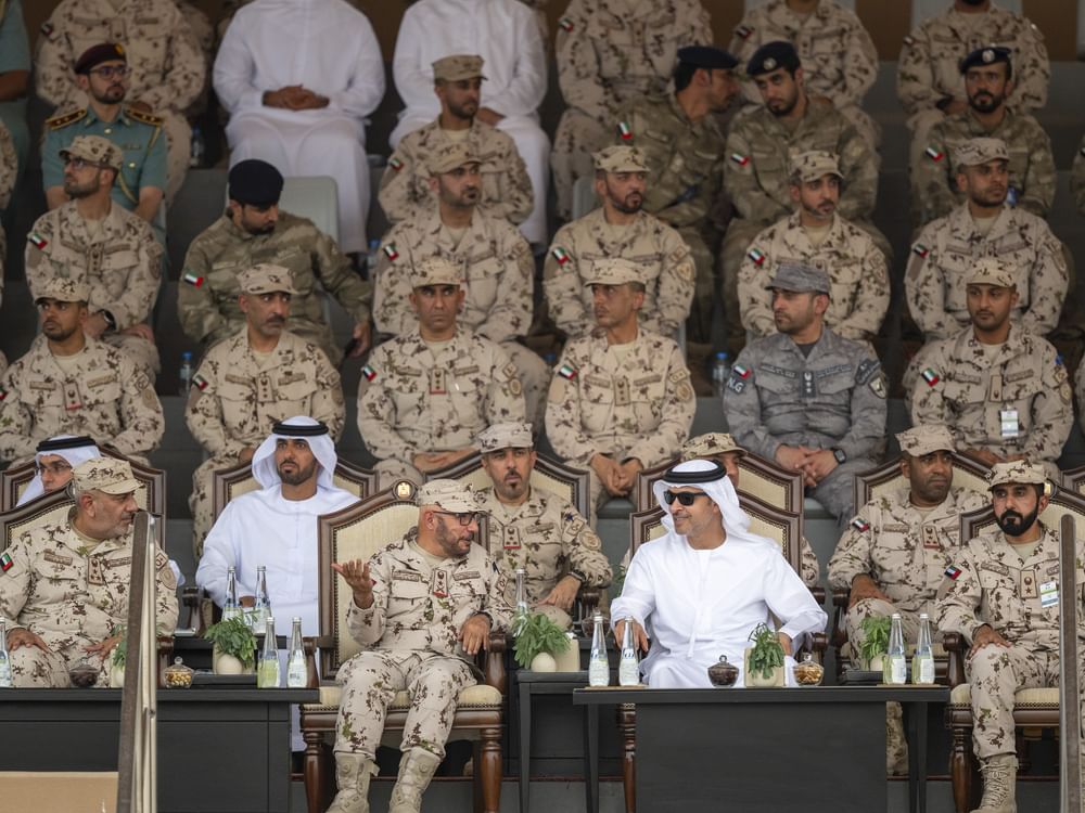 Hazza bin Zayed acompanha demonstrações de recrutas da 22ª turma do Serviço Nacional no Centro de Treinamento Seih Al Hama