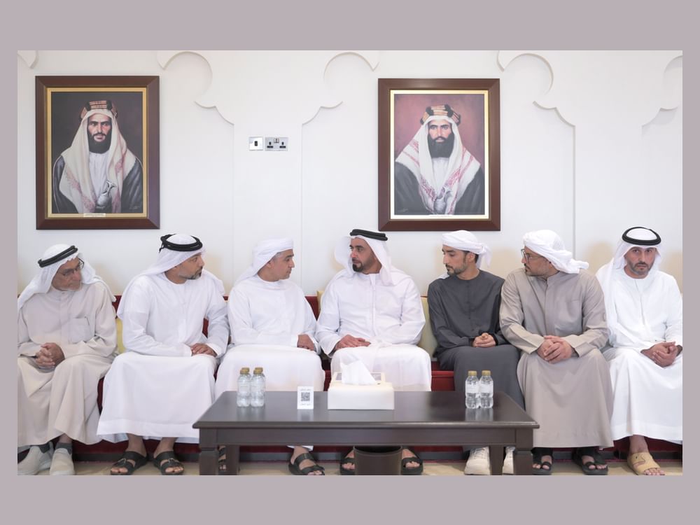 سيف بن زايد يقدم واجب العزاء في وفاة علي عبدالله العبيدلي