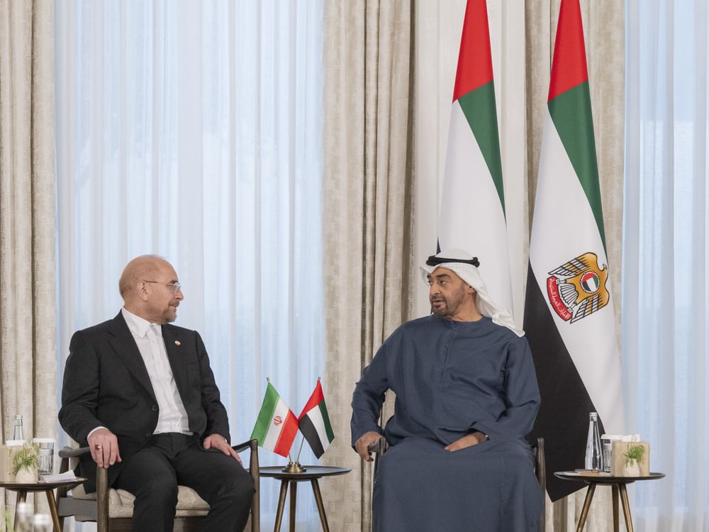 رئيس الدولة يستقبل رئيس مجلس الشورى الإيراني.