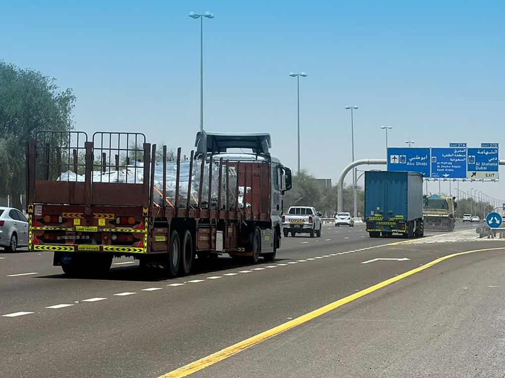Abu Dabi anuncia la prohibición del paso de camiones y autobuses de trabajadores en Nochevieja