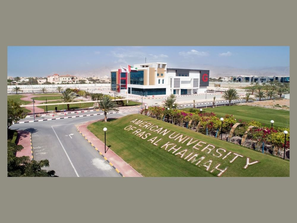 أمريكية رأس الخيمة تدمج الشهادات المصغّرة في جميع برامجها