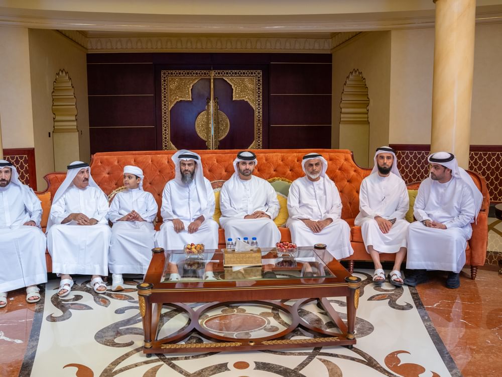 منصور بن محمد يقدم واجب العزاء في وفاة خليفة بن ضاعن المهيري