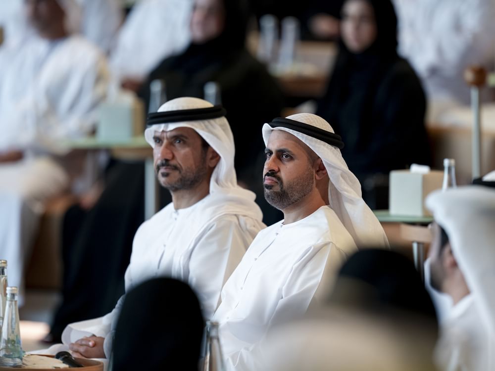 ذياب بن محمد يشهد محاضرة حول مستقبل التكنولوجيا الخضراء 6 gw707jjh1k814eupd