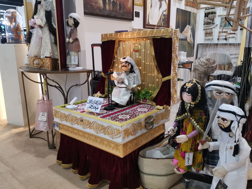 دمى تراثية إماراتية تجسد الهوية الوطنية برؤية فنية معاصرة في معرض أبوظبي للصيد