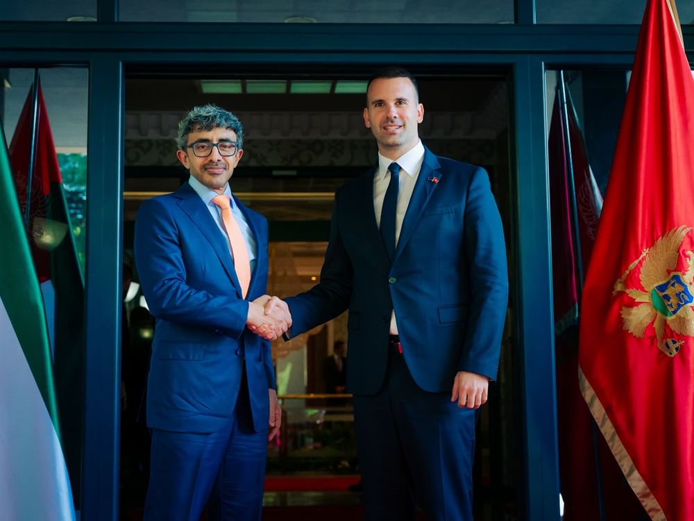 عبدالله بن زايد يلتقي رئيس وزراء مونتينيغرو في "بودغوريتسا"