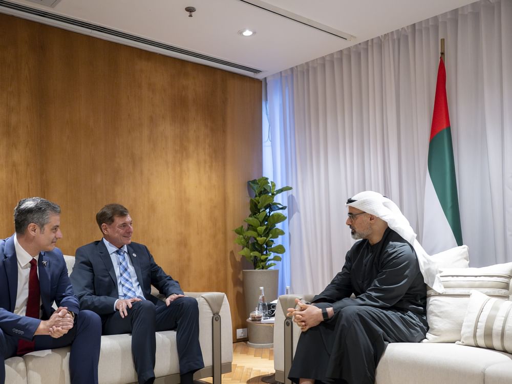 Khaled bin Mohamed bin Zayed se reúne com CEO da Embraer