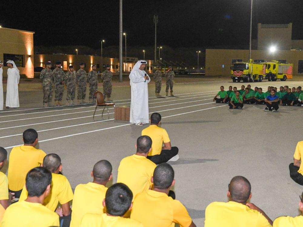 مدير أكاديمية سيف بن زايد يزور مجندي الخدمة الوطنية ويشاركهم الإفطار الرمضاني