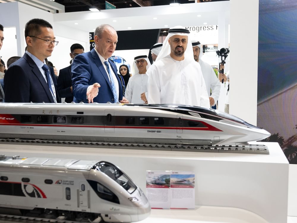 ذياب بن محمد بن زايد يقوم بجولة تفقدية في "جلوبال ريل 2025"