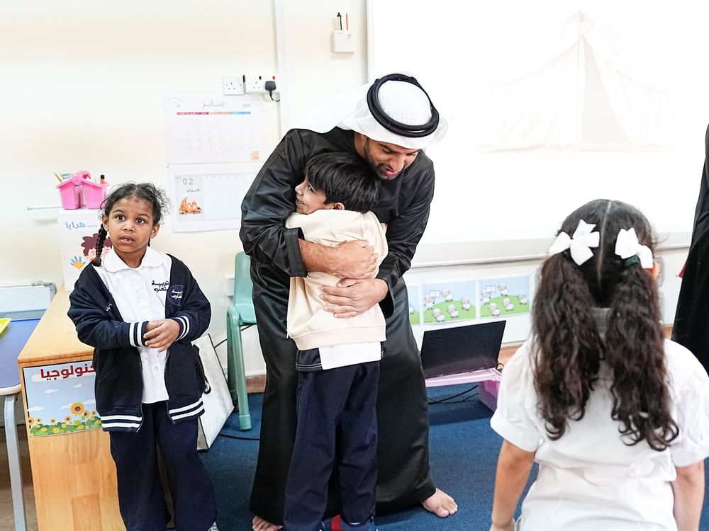 ولي عهد رأس الخيمة يزور روضة الغدير في الجزيرة الحمراء 