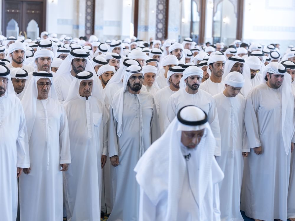 محمد بن راشد يؤدي صلاة الجنازة على جثمان أحمد بن راشد