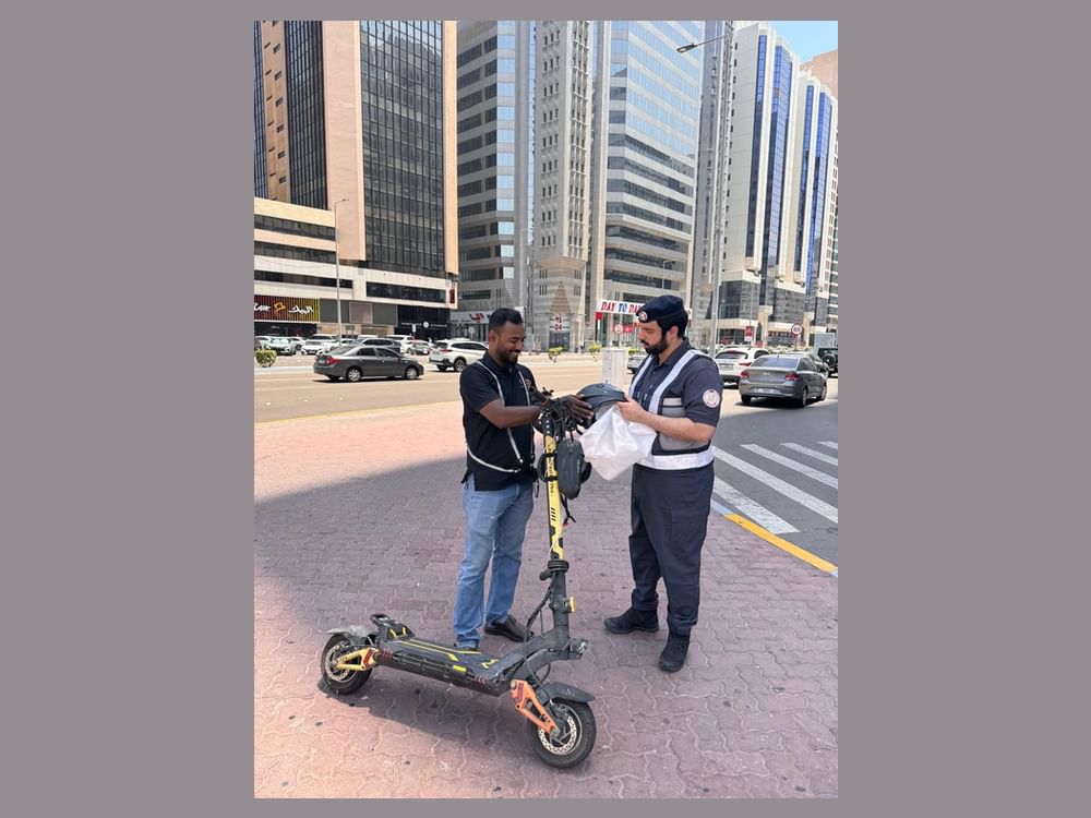 شرطة أبوظبي توعي مستخدمي الدراجات الكهربائية والهوائية