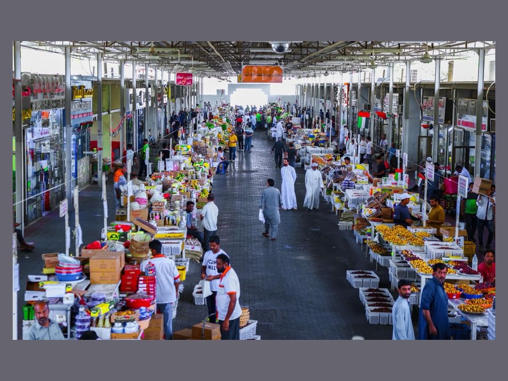 بلدية مدينة العين تكثف جهودها لاستقبال عيد الفطر السعيد