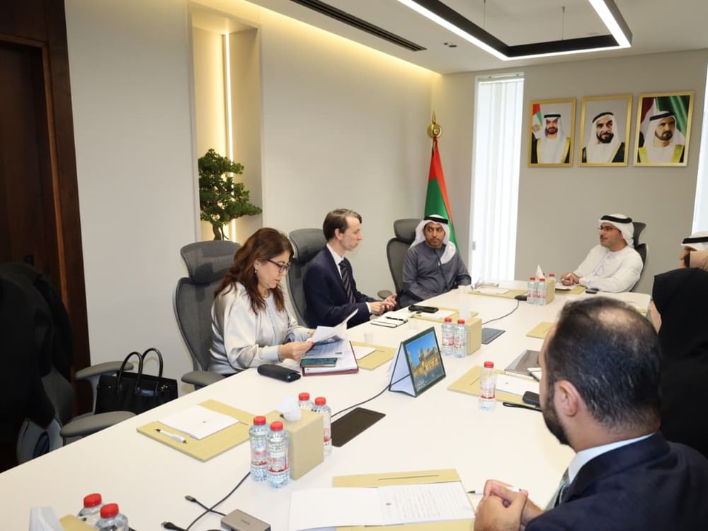 "الطاقة والبنية التحتية" و"طيران الإمارات" تبحثان مستقبل وقود الطيران المستدام