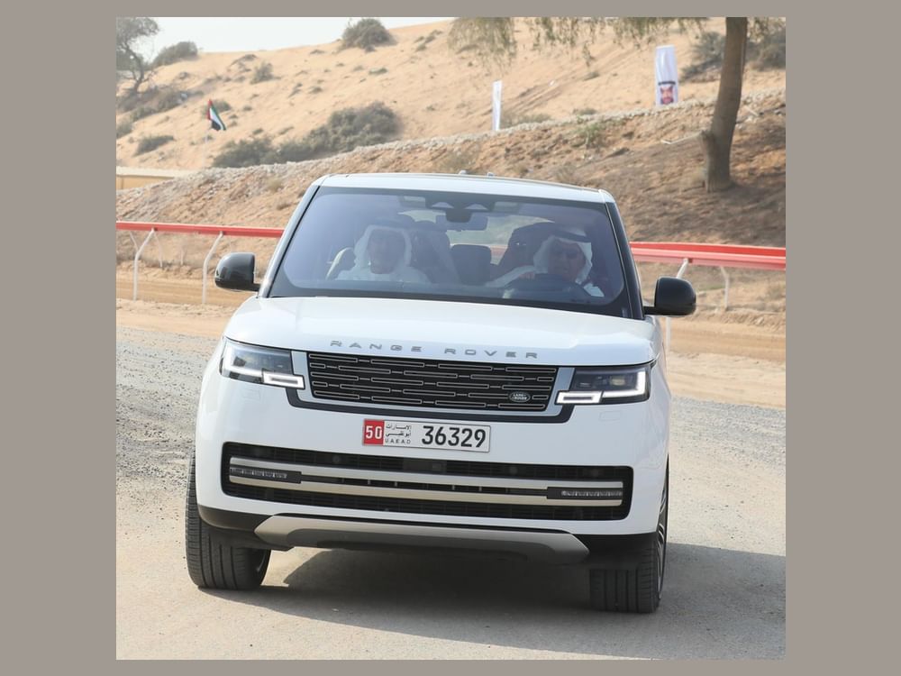 علي بن سعود المعلا وراشد بن حمدان آل نهيان يشهدان سباقات الهجن بـ"اللبسة"