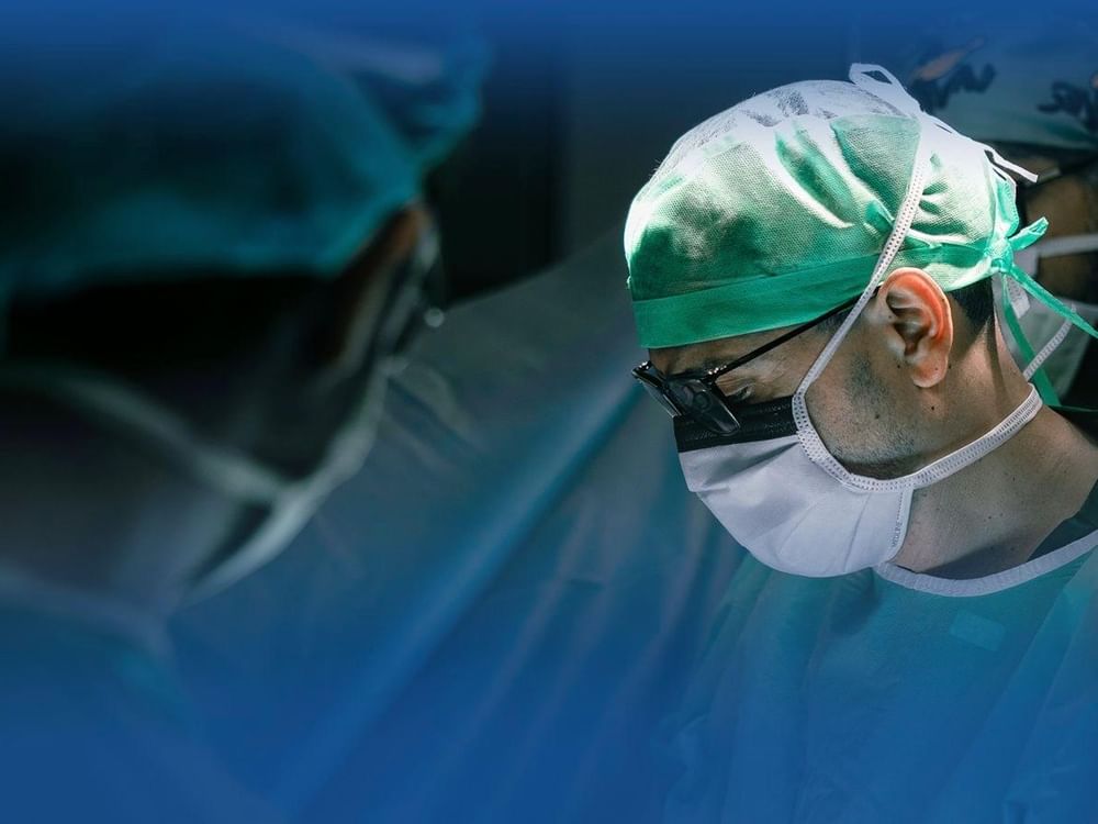 مستشفى الشيخ طحنون بالعين ينجح في إجراء عملية جراحية معقدة أنقذت مريضاً