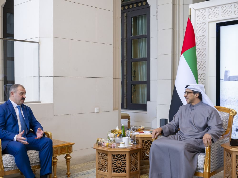 منصور بن زايد يستقبل المبعوث الخاص لرئيس جمهورية بيلاروسيا إلى الشرق الأوسط