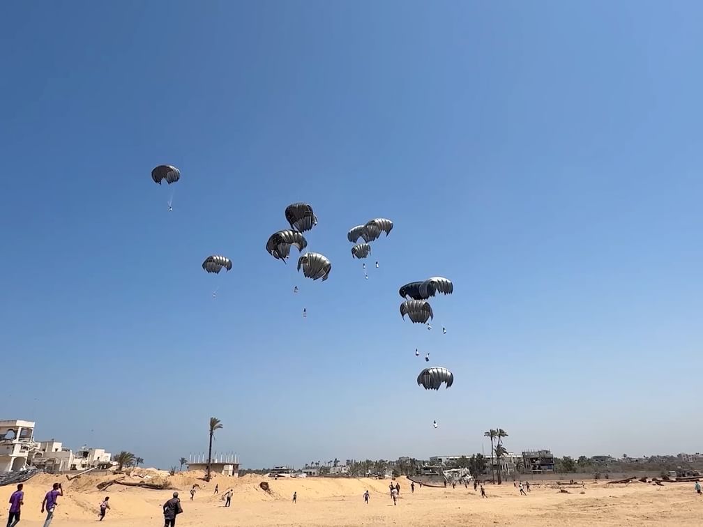 الإمارات تُنفذ الإنزال الجوي الـ79 للمساعدات الإنسانية ضمن عملية "طيور الخير" لدعم غزة