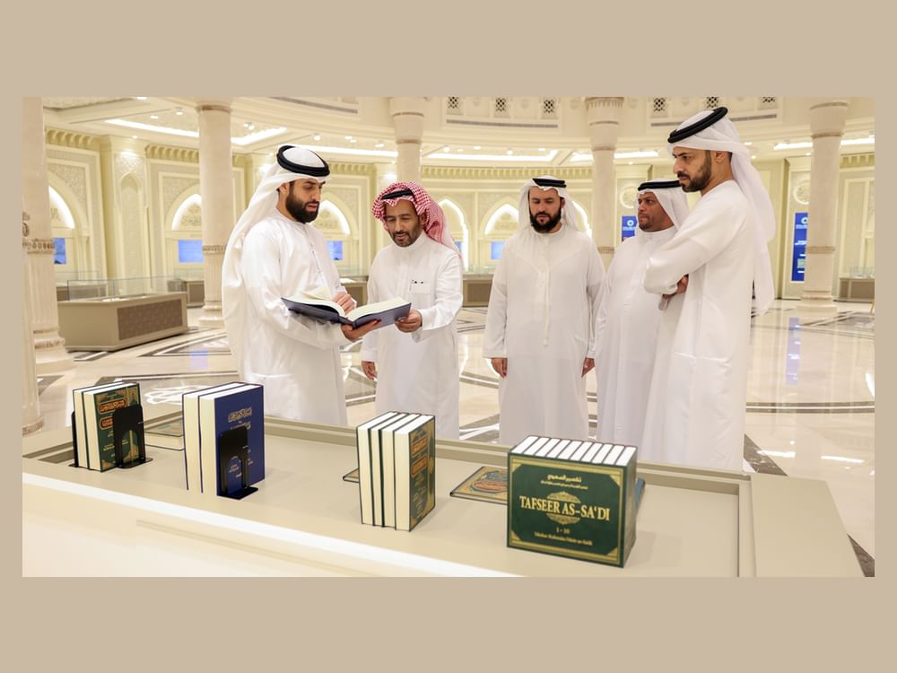 أمين عام مجمع الملك فهد لطباعة المصحف يطلع على دور مجمع القرآن بالشارقة