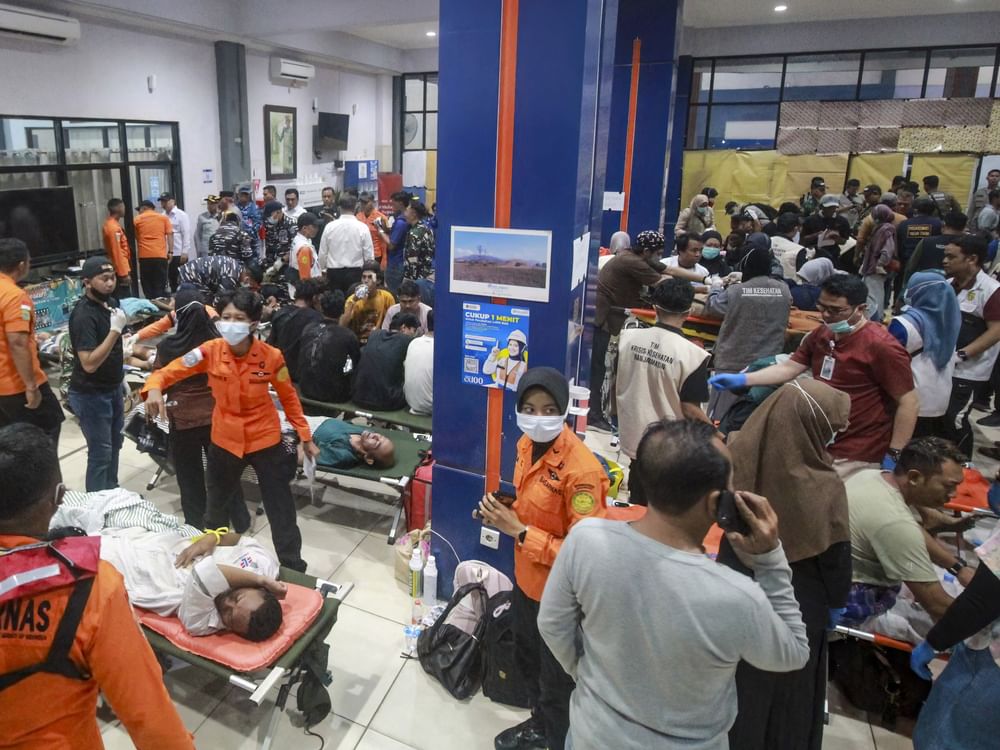 تواصل البحث عن 129 مفقوداً بعد انقلاب عبارة في بحر جاوة
